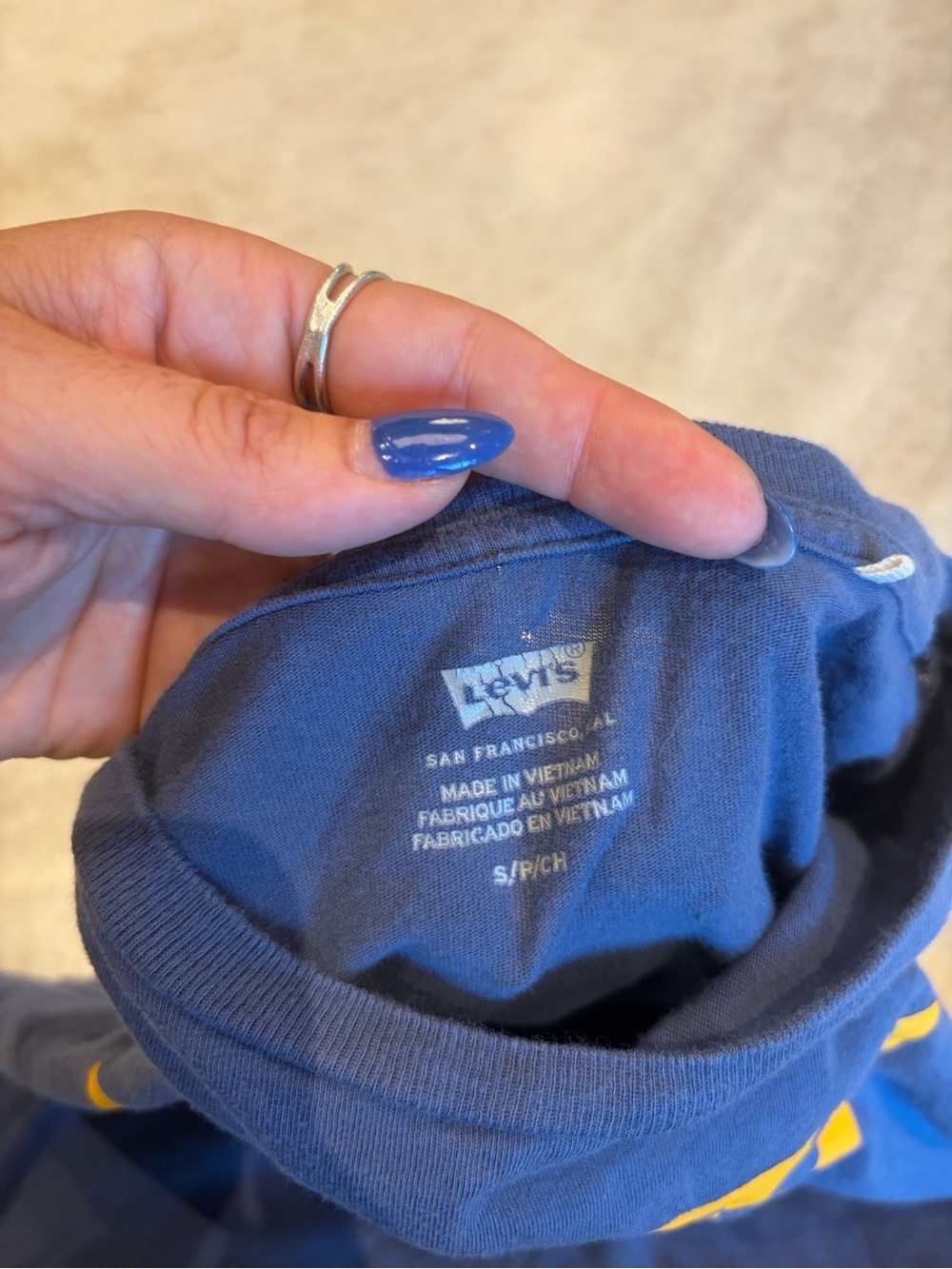 Levi’s Navy Blue Yellow Batwing Logo Graphic Tee Women’s Small - Picture 3 of 3